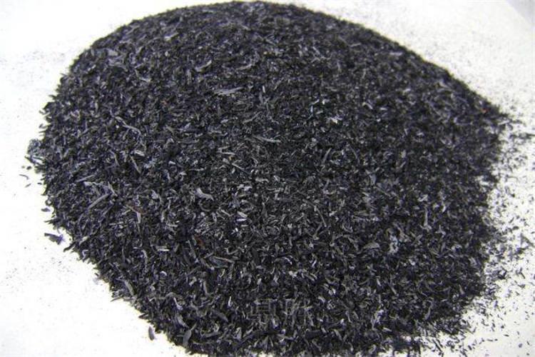 碳化稻壳中的二氧化硅具有良好的活性，属无定型二氧化硅，容易被碱溶液浸出，浸出率达到93%以上，浸出液即硅酸钠溶液