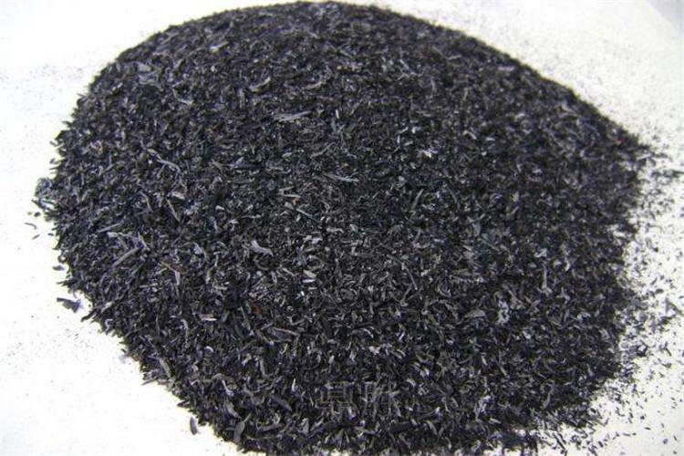 工业化生产高补强稻壳灰白炭黑产品，由于碳酸很不稳定，所以CO2沉淀法制备稻壳灰白炭黑的工艺过程不容易控制，工艺流程还有待完善