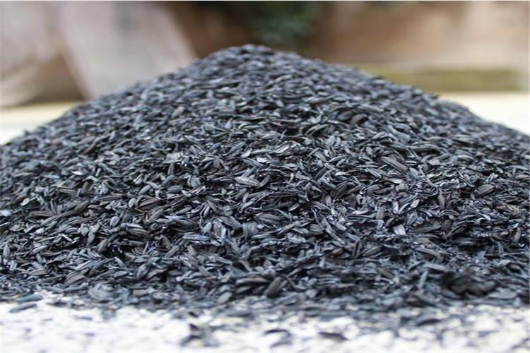 运用硫酸沉淀法将稻壳灰制备白炭黑的过程不复杂，但影响因素较多