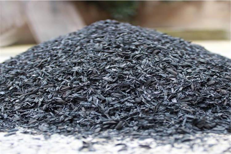 制作碳化稻壳的基本成分是碳和硅，不含有砷、铅等有害健康的金属化学元素